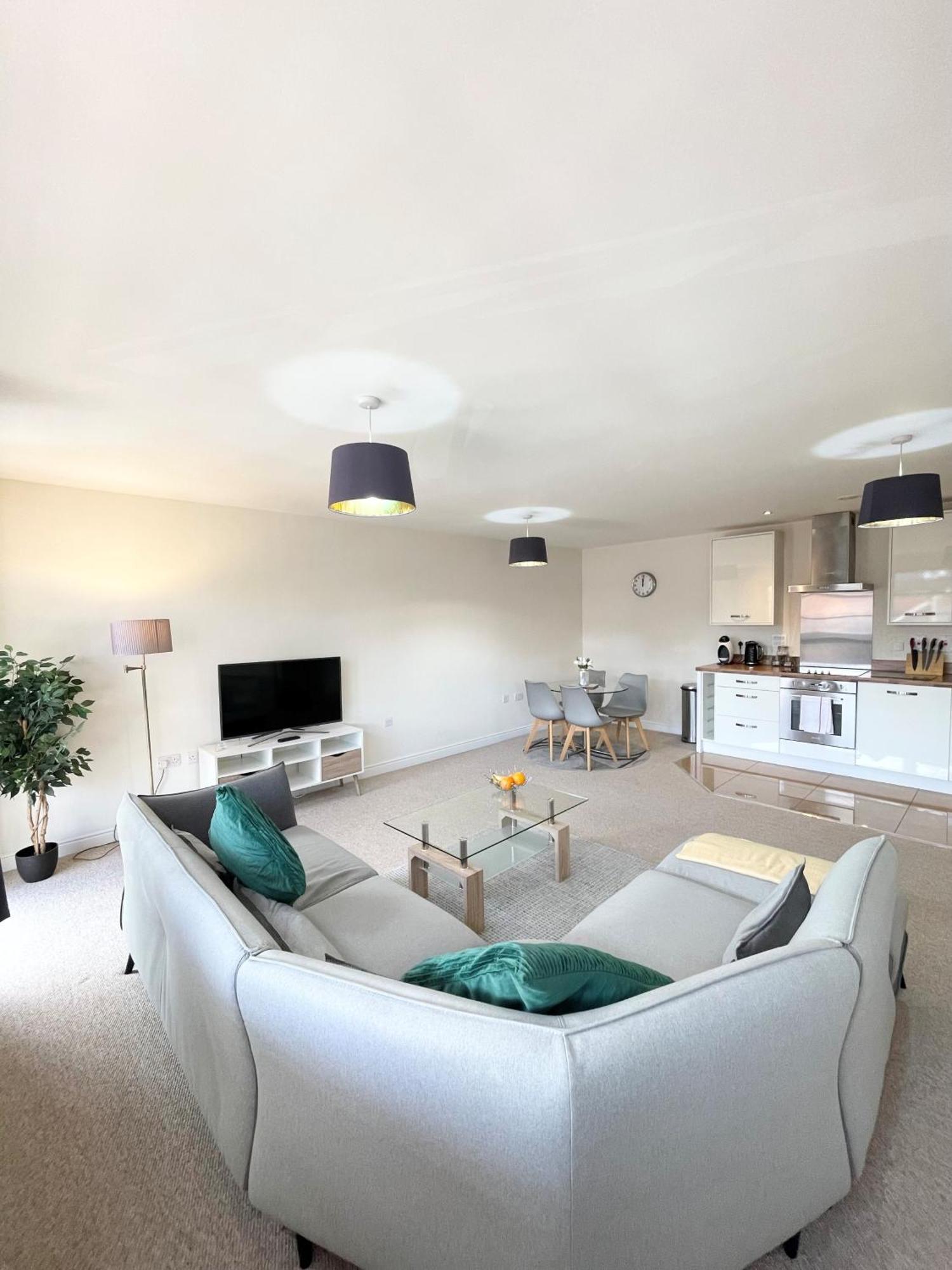 Blue Sky Apartments @Wallis Square, Farnborough Farnborough  Exterior foto